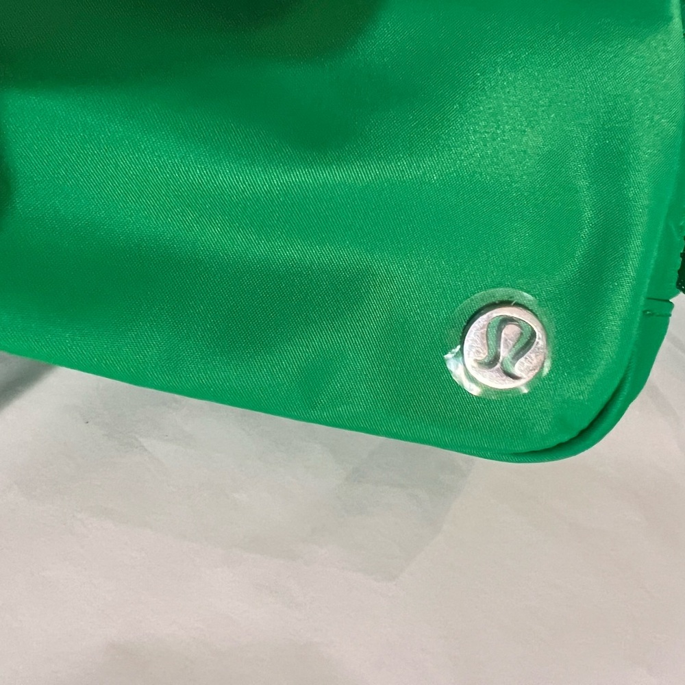 NEW Lululemon Everywhere Belt Bag 1L NEW Belt Bag
SOLD OUT color Green Punch 💚